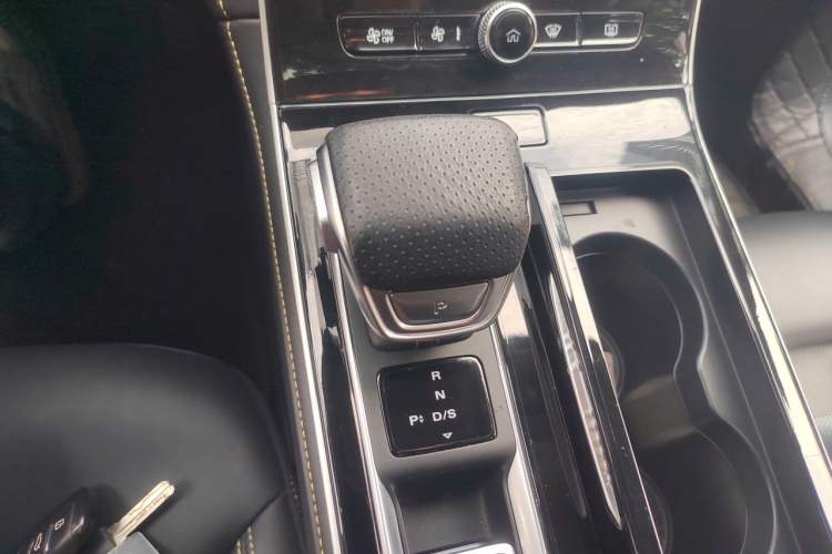Used Roewe i6 MAX 2020 300TGI Automatic "Swell Cool Smart Drive" Edition Gear Lever
