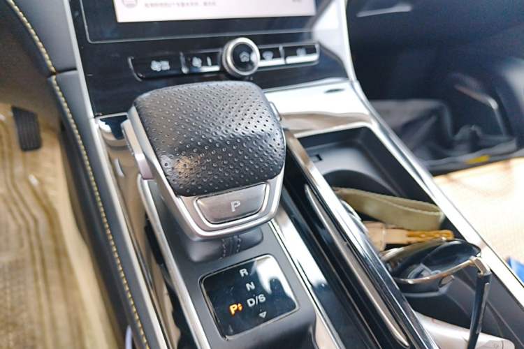 Used Roewe i6 MAX 2020 300TGI Automatic "Swell Cool Smart Drive" Edition Gear Lever