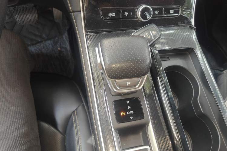 Used Roewe i6 MAX 2020 300TGI Automatic "Swell Cool Smart Drive" Edition Gear Lever