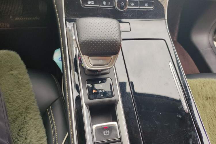Used Roewe i6 MAX 2020 300TGI Automatic Sporty Cool Edition Gear Lever