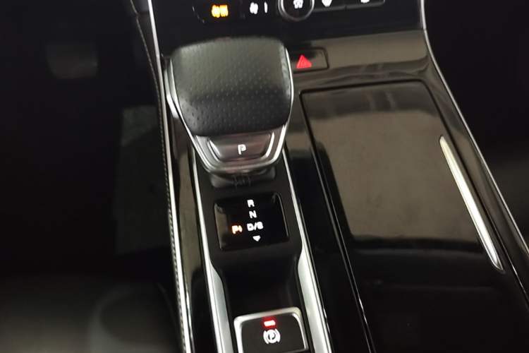 Used Roewe i6 MAX 2020 300TGI Automatic "Swell Cool Smart Drive" Edition Gear Lever
