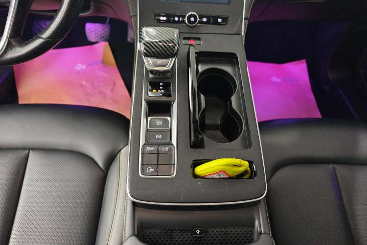 Used Roewe i6 MAX 2020 300TGI Automatic Supreme Edition with Cool Sunroof and Advanced Driving Features Gear Lever