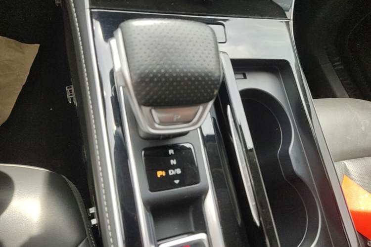 Used Roewe i6 MAX 2020 300TGI Automatic "Swell Cool Smart Drive" Edition Gear Lever