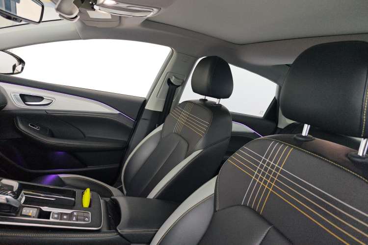 Used Roewe i6 MAX 2020 300TGI Automatic Supreme Edition with Cool Sunroof and Advanced Driving Features Headliner