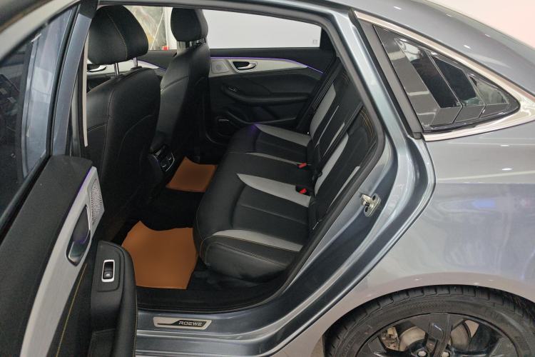 Used Roewe i6 MAX 2020 300TGI Automatic Supreme Edition with Cool Sunroof and Advanced Driving Features Left Rear Seat