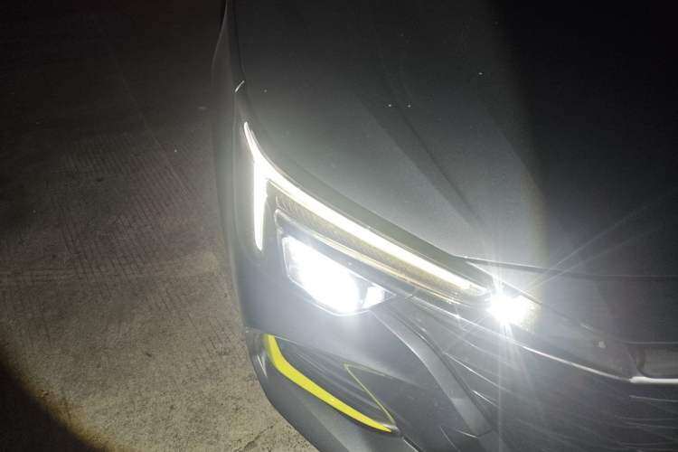 Used Roewe i6 MAX 2020 300TGI Automatic "Swell Cool Smart Drive" Edition Right Front Headlight