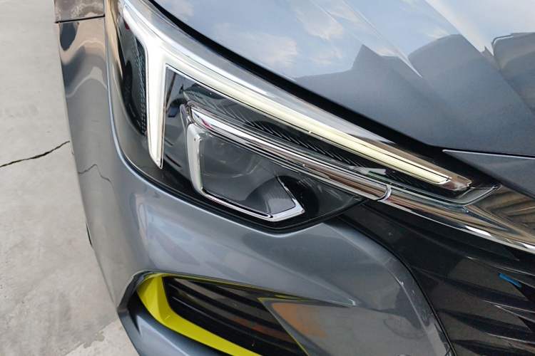Used Roewe i6 MAX 2020 300TGI Automatic "Swell Cool Smart Drive" Edition Right Front Headlight