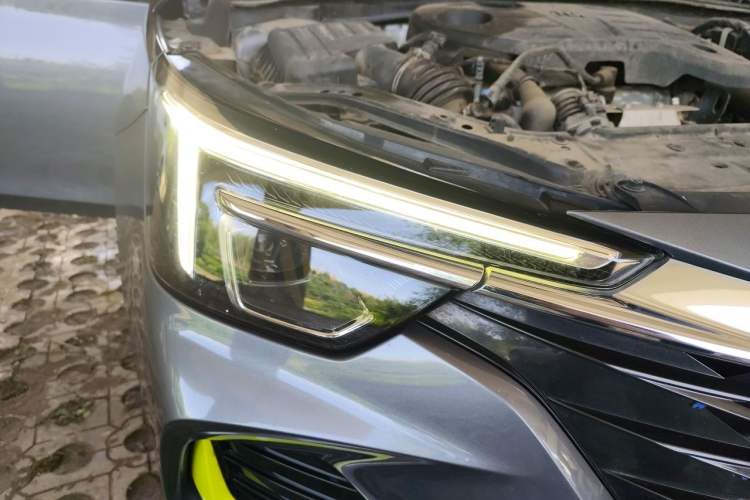 Used Roewe i6 MAX 2020 300TGI Automatic "Swell Cool Smart Drive" Edition Right Front Headlight