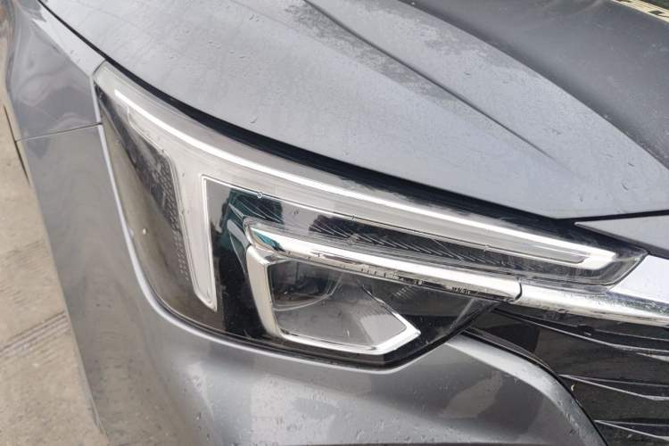 Used Roewe i6 MAX 2020 300TGI Automatic "Swell Cool Smart Drive" Edition Right Front Headlight