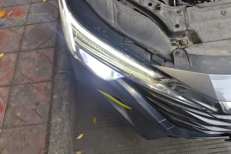 Used Roewe i6 MAX 2020 300TGI Automatic "Swell Cool Smart Drive" Edition Right Front Headlight