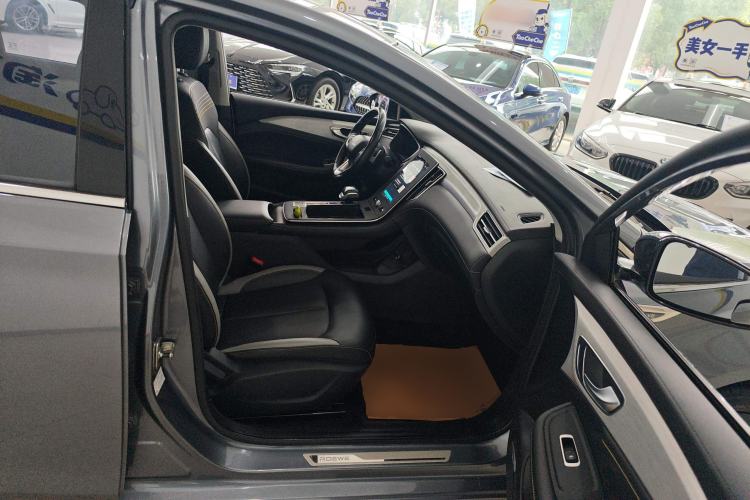 Used Roewe i6 MAX 2020 300TGI Automatic Supreme Edition with Cool Sunroof and Advanced Driving Features Right Front Seat