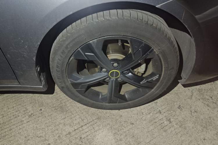 Used Roewe i6 MAX 2020 300TGI Automatic "Swell Cool Smart Drive" Edition Right Front Wheel Hub