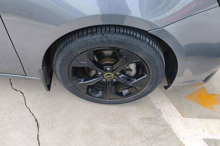 Used Roewe i6 MAX 2020 300TGI Automatic "Swell Cool Smart Drive" Edition Right Front Wheel Hub
