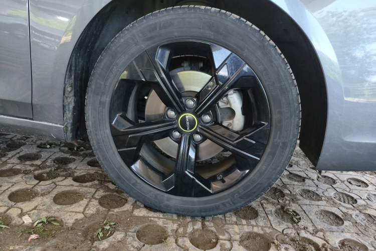 Used Roewe i6 MAX 2020 300TGI Automatic "Swell Cool Smart Drive" Edition Right Front Wheel Hub