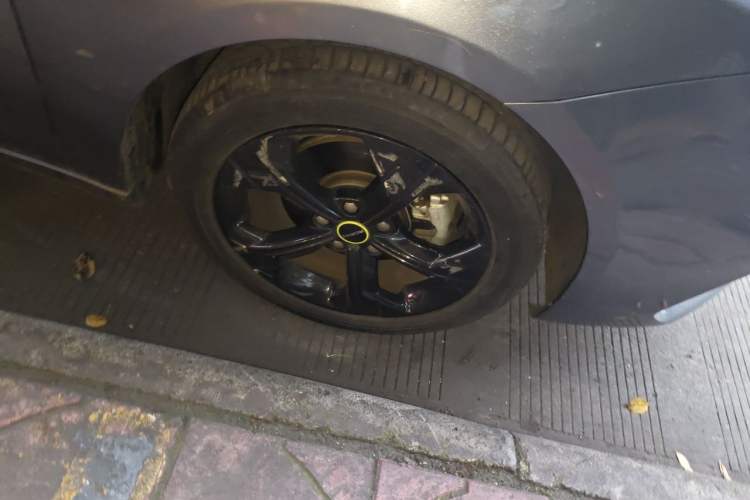Used Roewe i6 MAX 2020 300TGI Automatic "Swell Cool Smart Drive" Edition Right Front Wheel Hub