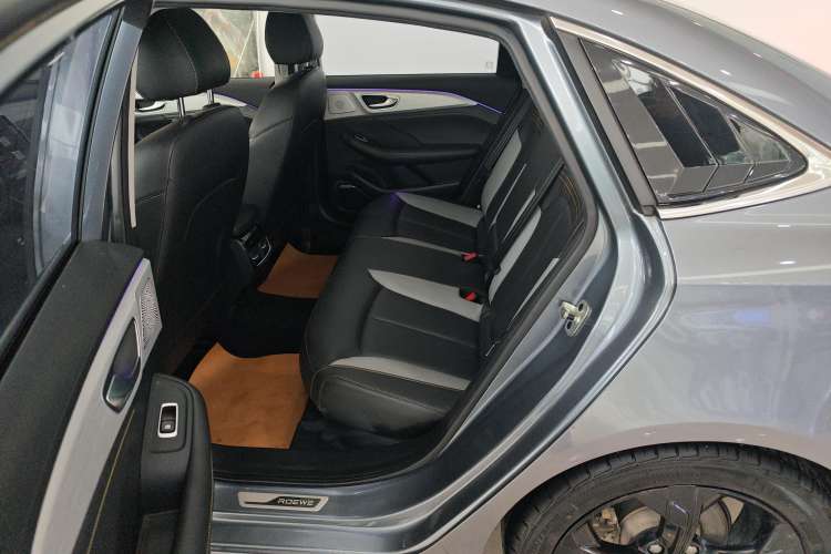 Used Roewe i6 MAX 2020 300TGI Automatic Supreme Edition with Cool Sunroof and Advanced Driving Features Right Rear Seat
