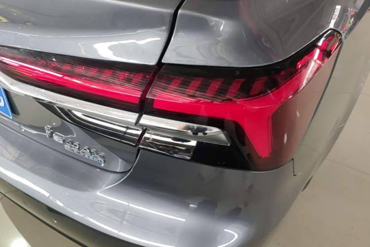 Used Roewe i6 MAX 2020 300TGI Automatic "Swell Cool Smart Drive" Edition Right Rear Taillight
