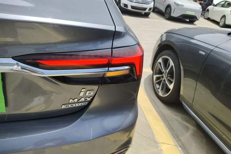 Used Roewe i6 MAX 2020 300TGI Automatic "Swell Cool Smart Drive" Edition Right Rear Taillight