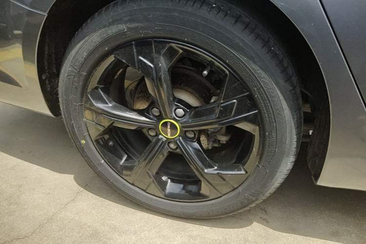 Used Roewe i6 MAX 2020 300TGI Automatic "Swell Cool Smart Drive" Edition Right Rear Wheel Hub