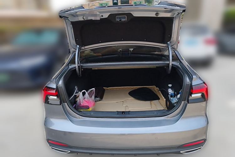 Used Roewe i6 MAX 2020 300TGI Automatic "Swell Cool Smart Drive" Edition Trunk