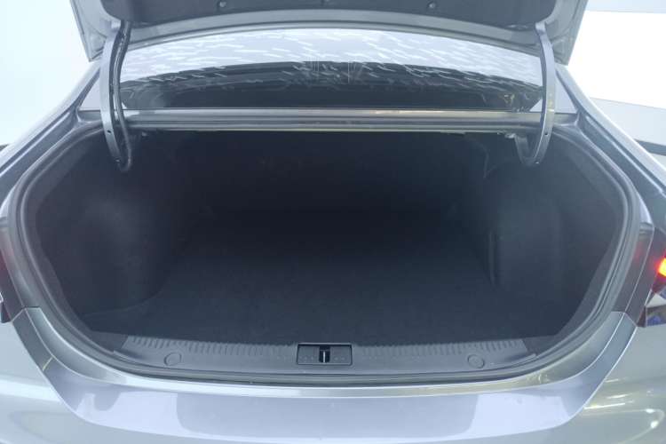 Used Roewe i6 MAX 2020 300TGI Automatic "Swell Cool Smart Drive" Edition Trunk