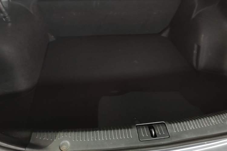 Used Roewe i6 MAX 2020 300TGI Automatic "Swell Cool Smart Drive" Edition Trunk