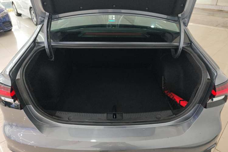 Used Roewe i6 MAX 2020 300TGI Automatic Supreme Edition with Cool Sunroof and Advanced Driving Features Trunk