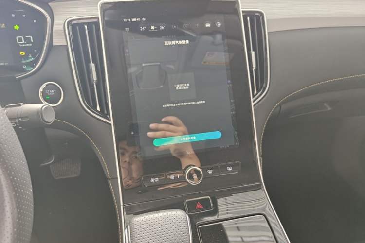 Used Roewe i6 MAX 2020 300TGI Automatic Supreme Edition with Cool Sunroof and Advanced Driving Features Audio And AC Panel