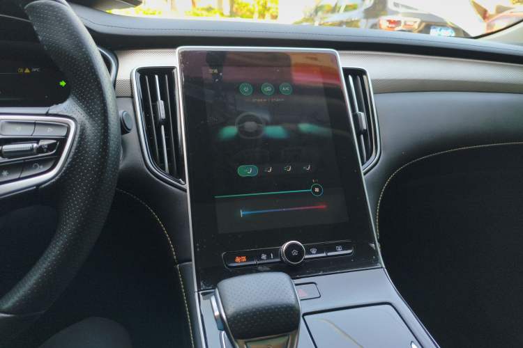Used Roewe i6 MAX 2020 300TGI Automatic Cool & Stylish Skyroof Edition Audio And AC Panel