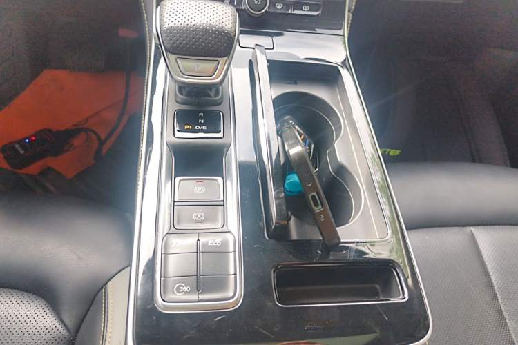 Used Roewe i6 MAX 2020 300TGI Automatic Supreme Edition with Cool Sunroof and Advanced Driving Features Audio And AC Panel