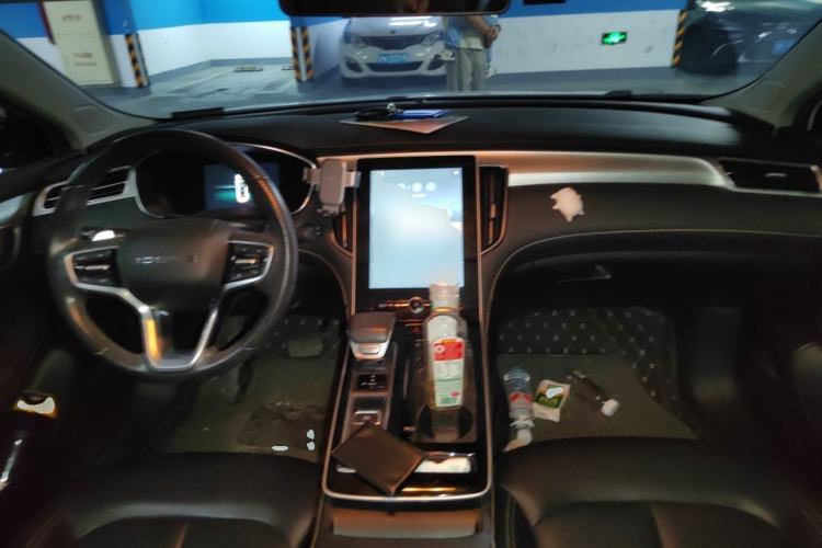 Used Roewe i6 MAX 2020 300TGI Automatic "Swell Cool Smart Drive" Edition Center Console