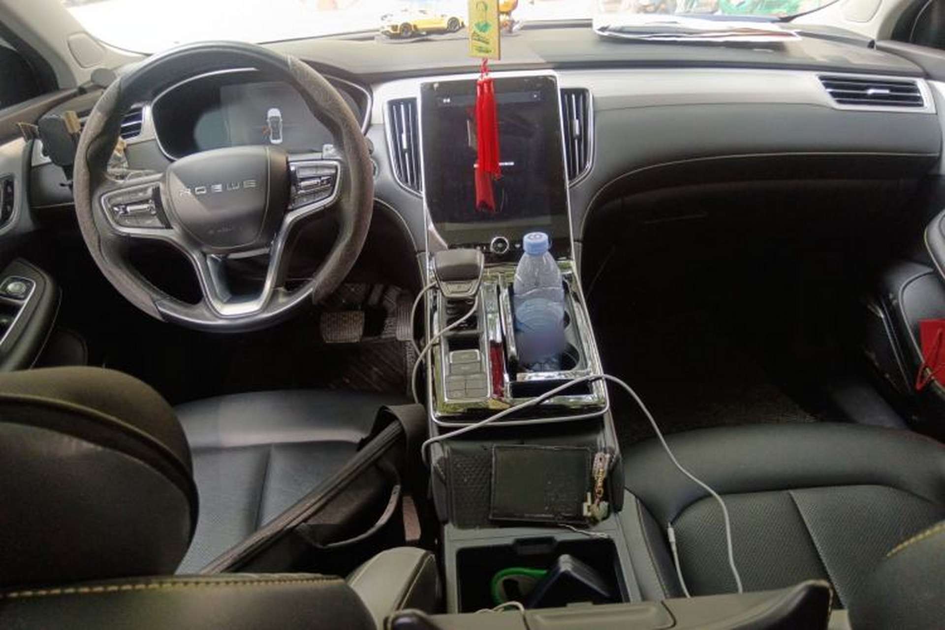Used Roewe i6 MAX 2020 300TGI Automatic Supreme Edition with Cool Sunroof and Advanced Driving Features Center Console