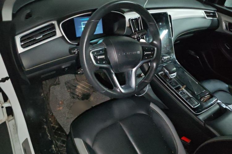 Used Roewe i6 MAX 2020 300TGI Automatic Supreme Edition with Cool Sunroof and Advanced Driving Features Center Console