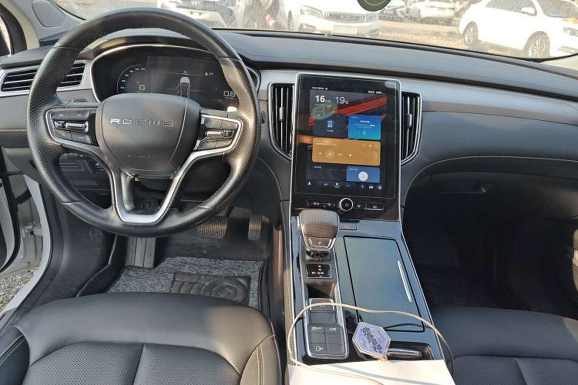Used Roewe i6 MAX 2020 300TGI Automatic "Swell Cool Smart Drive" Edition Center Console