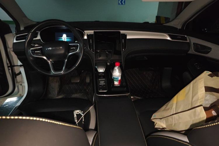 Used Roewe i6 MAX 2020 300TGI Automatic Supreme Edition with Cool Sunroof and Advanced Driving Features Center Console