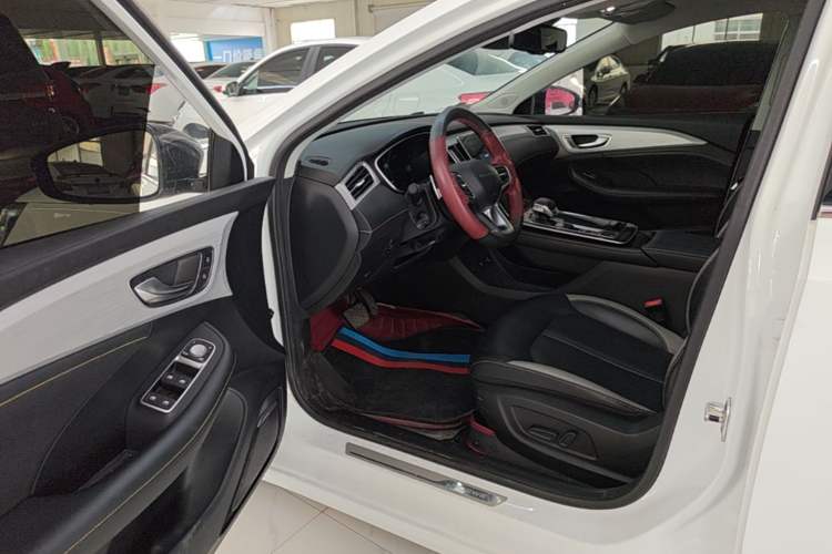 Used Roewe i6 MAX 2020 300TGI Automatic Supreme Edition with Cool Sunroof and Advanced Driving Features Driver Seat