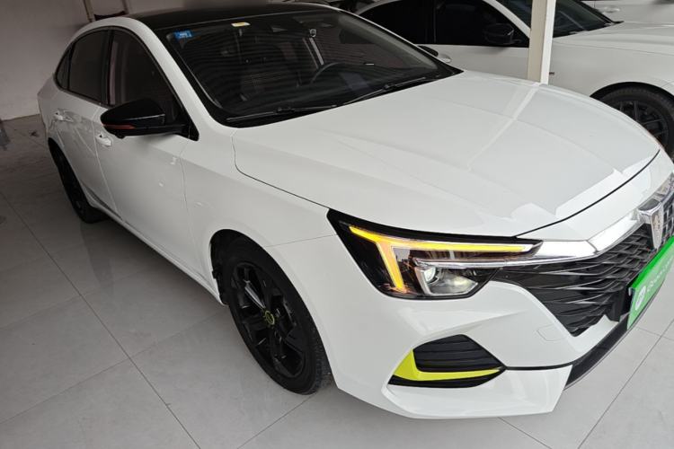 Used Roewe i6 MAX 2020 300TGI Automatic Supreme Edition with Cool Sunroof and Advanced Driving Features Front Right 45 Deg