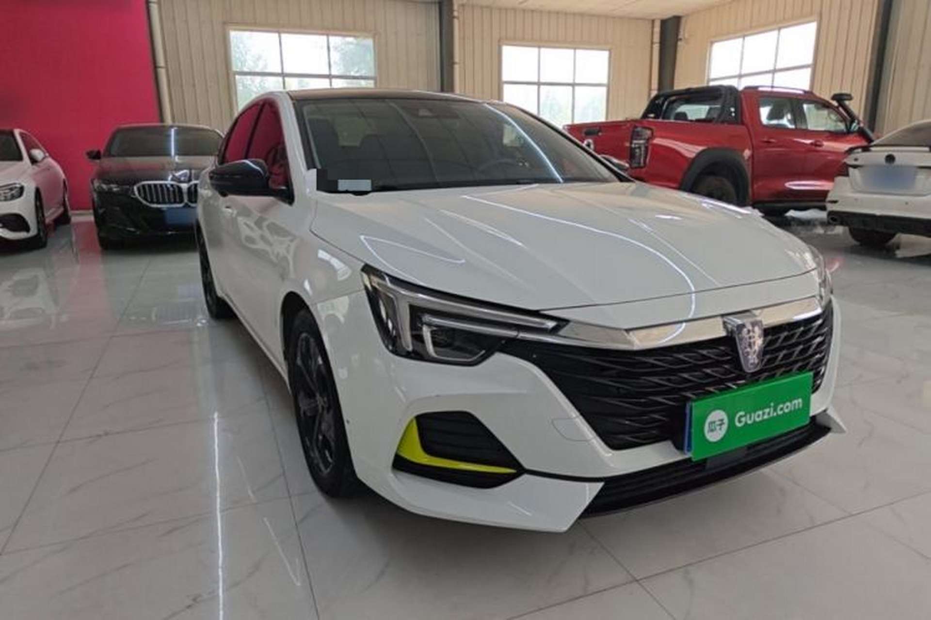 Used Roewe i6 MAX 2020 300TGI Automatic Supreme Edition with Cool Sunroof and Advanced Driving Features Front Right 45 Deg