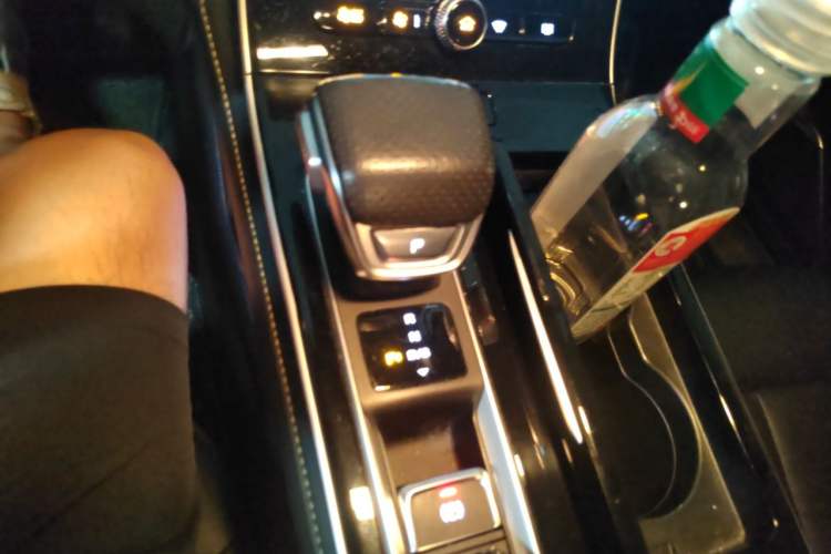 Used Roewe i6 MAX 2020 300TGI Automatic "Swell Cool Smart Drive" Edition Gear Lever