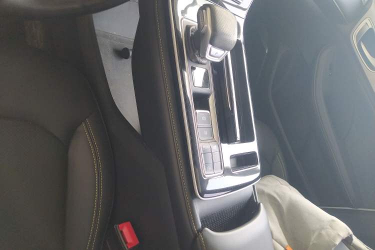 Used Roewe i6 MAX 2020 300TGI Automatic "Swell Cool Smart Drive" Edition Gear Lever