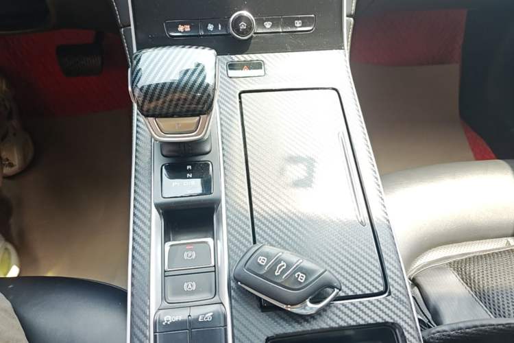 Used Roewe i6 MAX 2020 300TGI Automatic Supreme Edition with Cool Sunroof and Advanced Driving Features Gear Lever