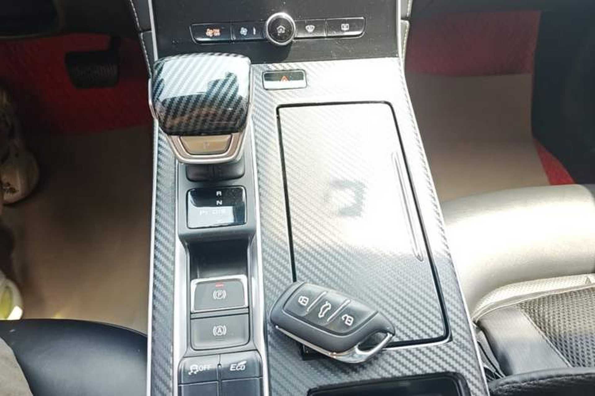 Used Roewe i6 MAX 2020 300TGI Automatic Supreme Edition with Cool Sunroof and Advanced Driving Features Gear Lever