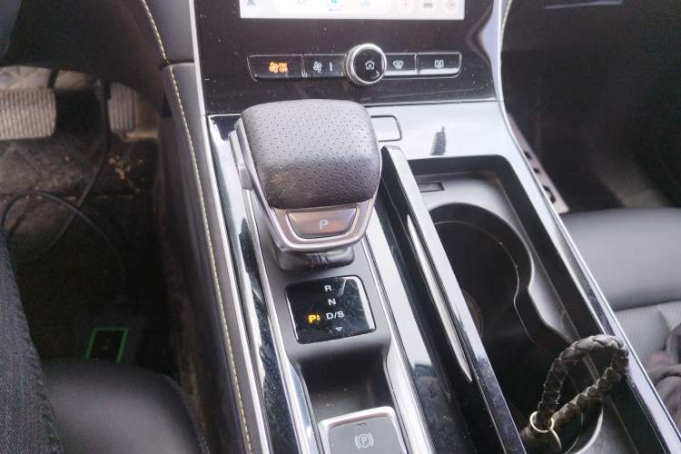Used Roewe i6 MAX 2020 300TGI Automatic "Swell Cool Smart Drive" Edition Gear Lever
