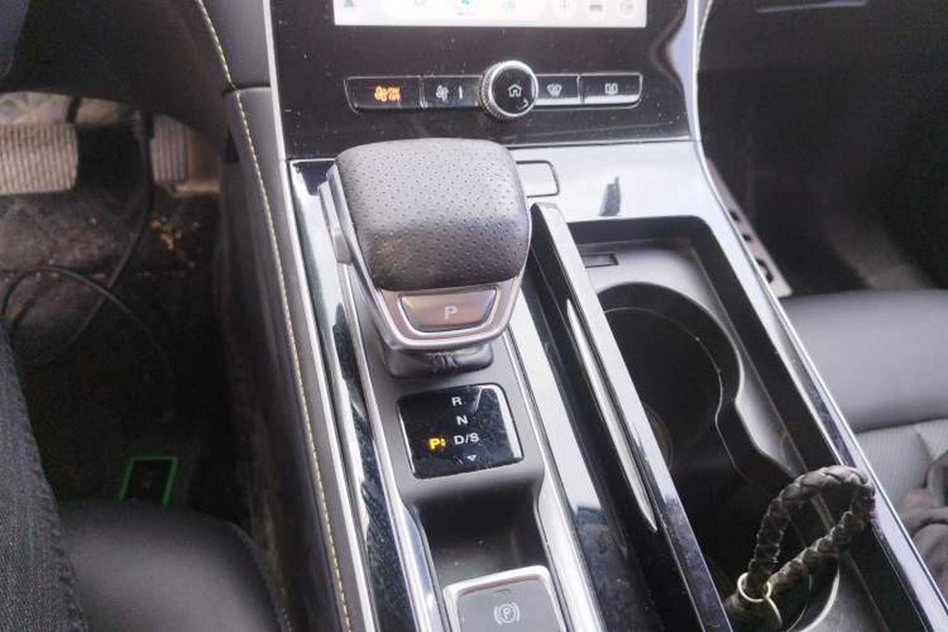 Used Roewe i6 MAX 2020 300TGI Automatic "Swell Cool Smart Drive" Edition Gear Lever