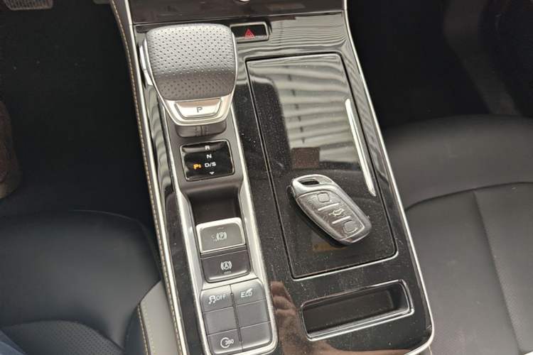 Used Roewe i6 MAX 2020 300TGI Automatic Supreme Edition with Cool Sunroof and Advanced Driving Features Gear Lever