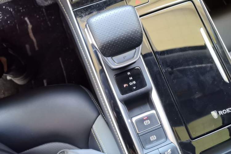 Used Roewe i6 MAX 2020 300TGI Automatic Cool & Stylish Skyroof Edition Gear Lever