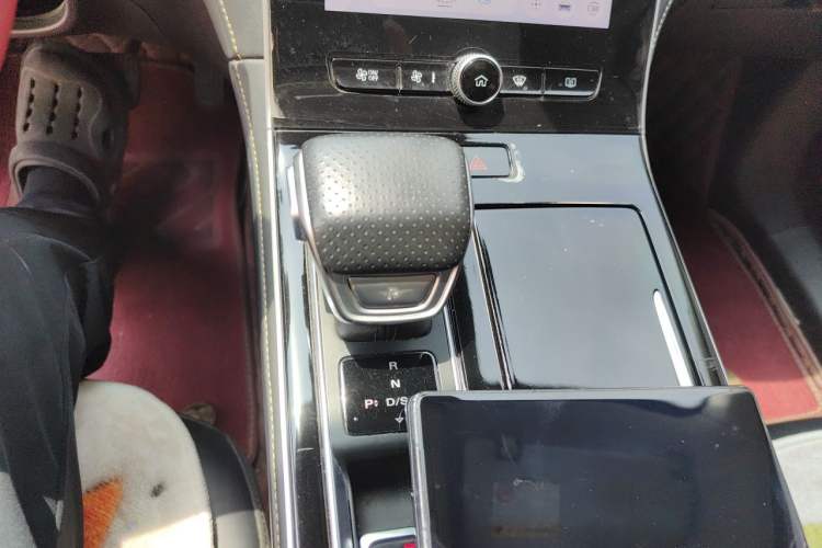 Used Roewe i6 MAX 2020 300TGI Automatic "Swell Cool Smart Drive" Edition Gear Lever