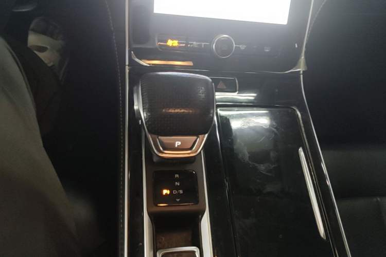 Used Roewe i6 MAX 2020 300TGI Automatic "Swell Cool Smart Drive" Edition Gear Lever