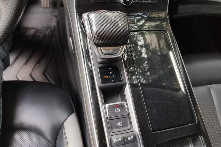 Used Roewe i6 MAX 2020 300TGI Automatic Supreme Edition with Cool Sunroof and Advanced Driving Features Gear Lever