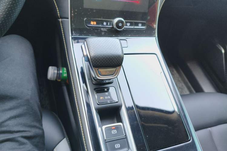 Used Roewe i6 MAX 2020 300TGI Automatic Cool & Stylish Skyroof Edition Gear Lever
